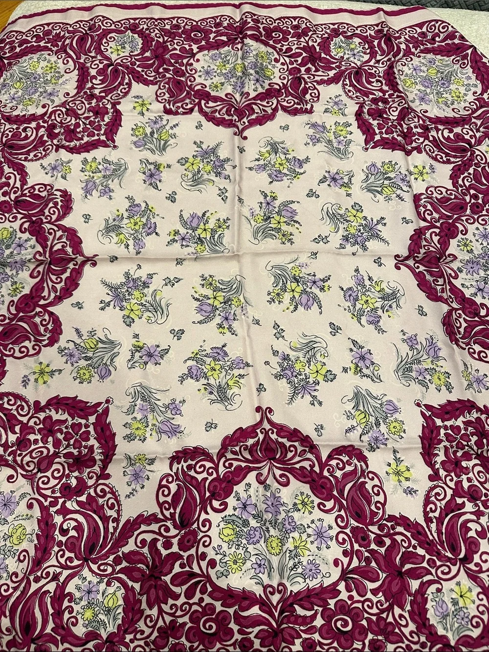 Floral Vintage-Style Tablecloth in Cream and Magenta